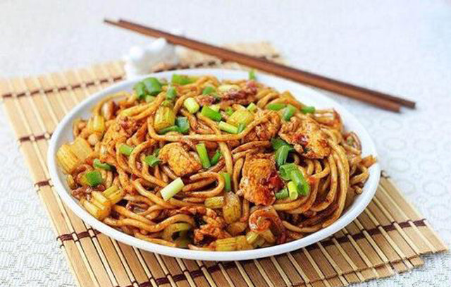 鸡肉炒面 Fried noodles with chicken