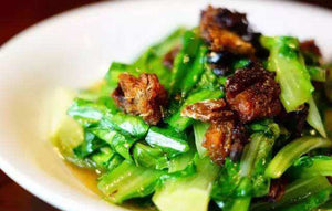 豆豉鲮炒油麦菜 Stir fried lettuce with black bean and mud carp